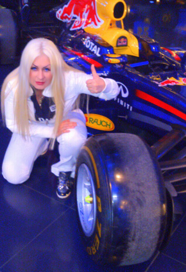 Lena are o pasiune pentru cursele de Formula 1 si raliuri