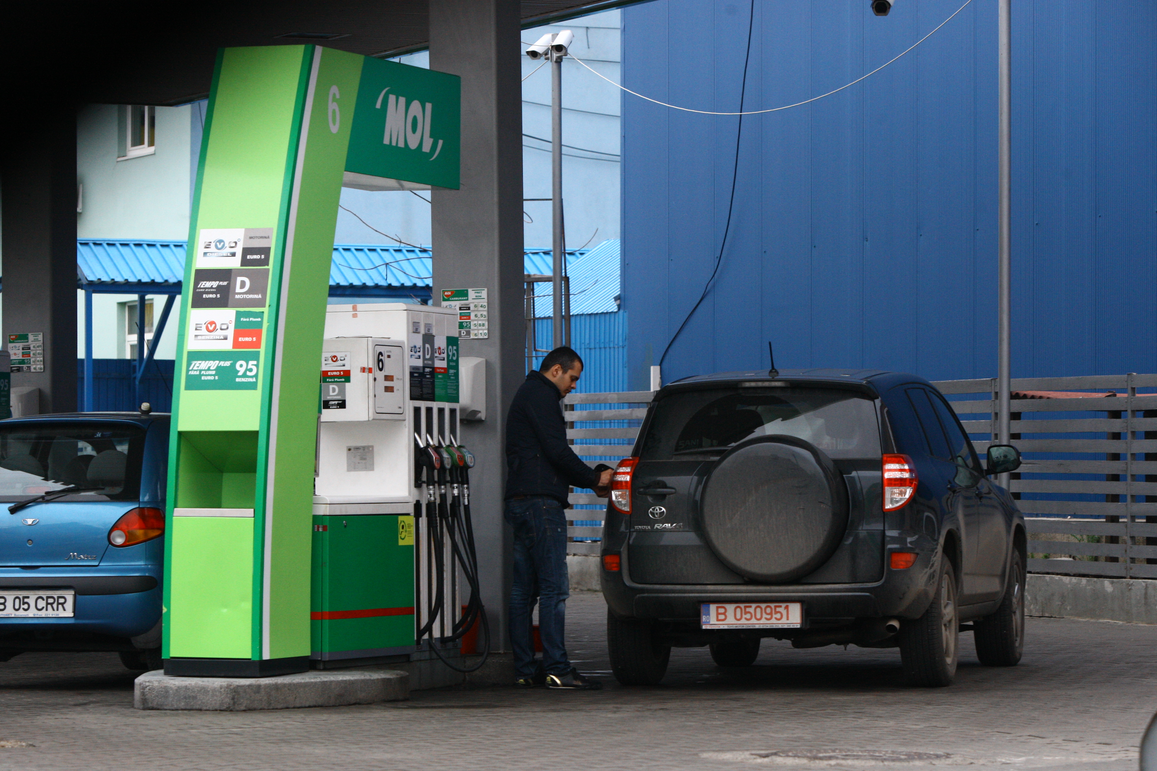 Barbatul are grija de SUV-ul partenerei sale