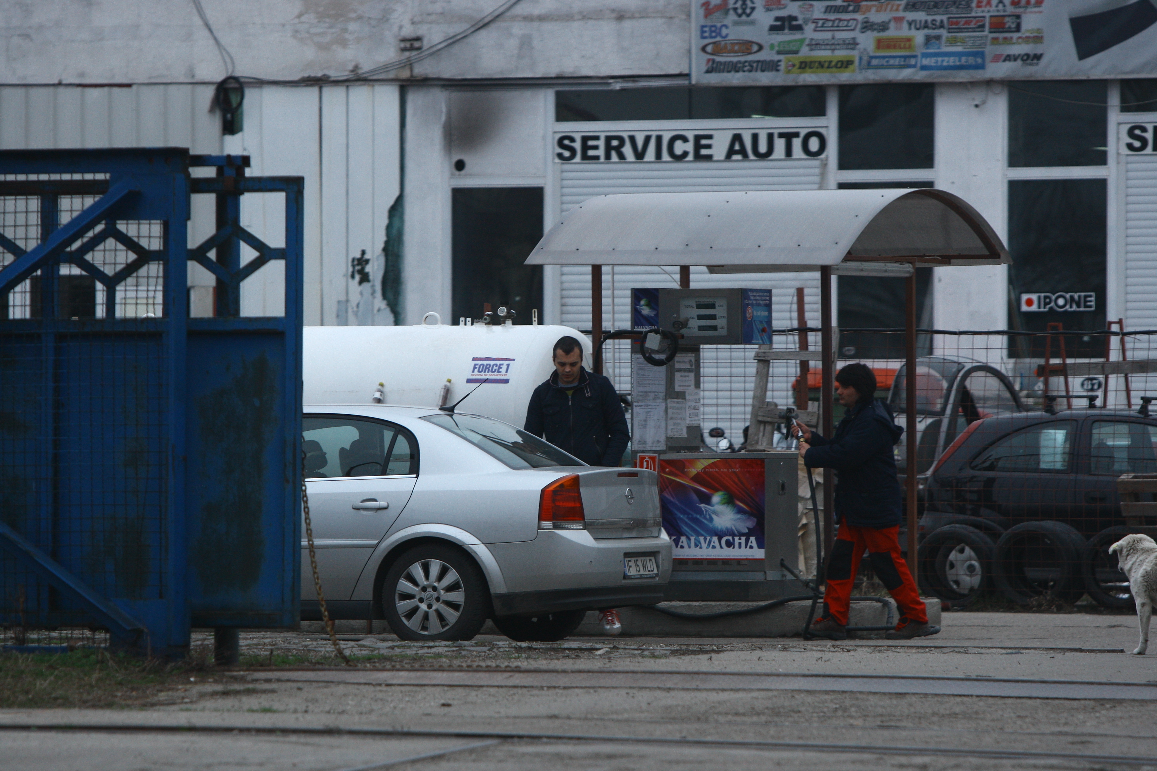 In timp ce la masina Adrianei face 