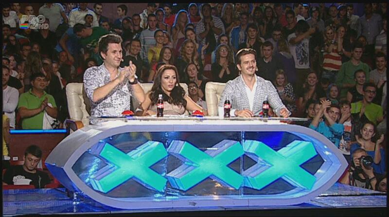 Un consilier juridic din Suceava a păcălit juriul că pictează, dar i-a uimit pe toţi cu vocea lui divină!