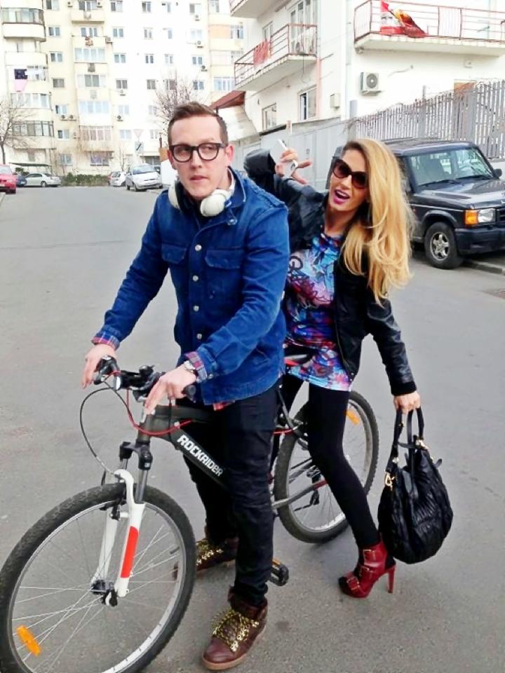 Andreea Banică a rămas fără permis, dar a găsit repede soluţie! Vezi de cine se roagă vedeta s-o ajute, dar nu are succes!