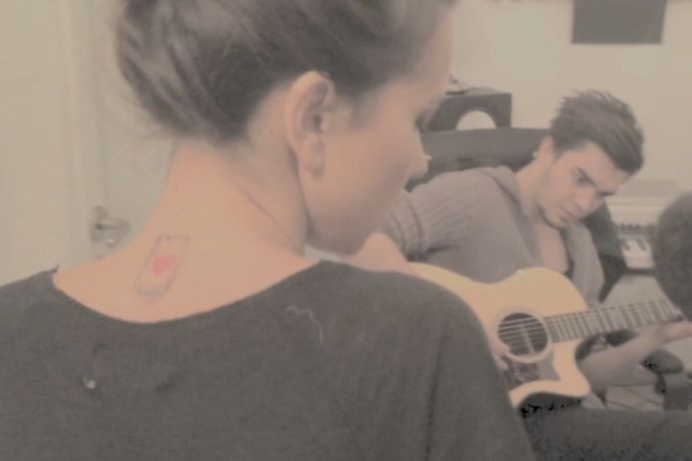 Inna a postat pe net un clip in care canta alaturi de baietii de la Carla's Dream melodia