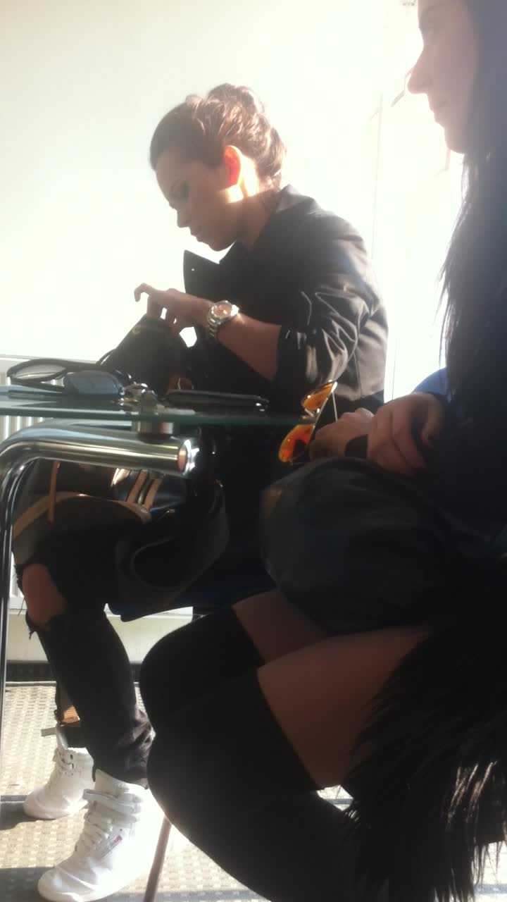 Cat a asteptat sa-i vina randul la ghiseu, Inna a scotocit in geanta dupa acte