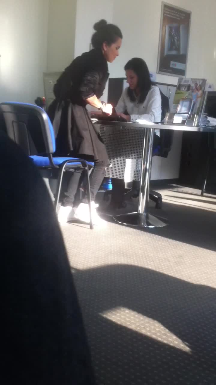 Dupa ce a prezentat pasaportul si-a amintit ca s-ar putea sa aiba la ea si buletinul