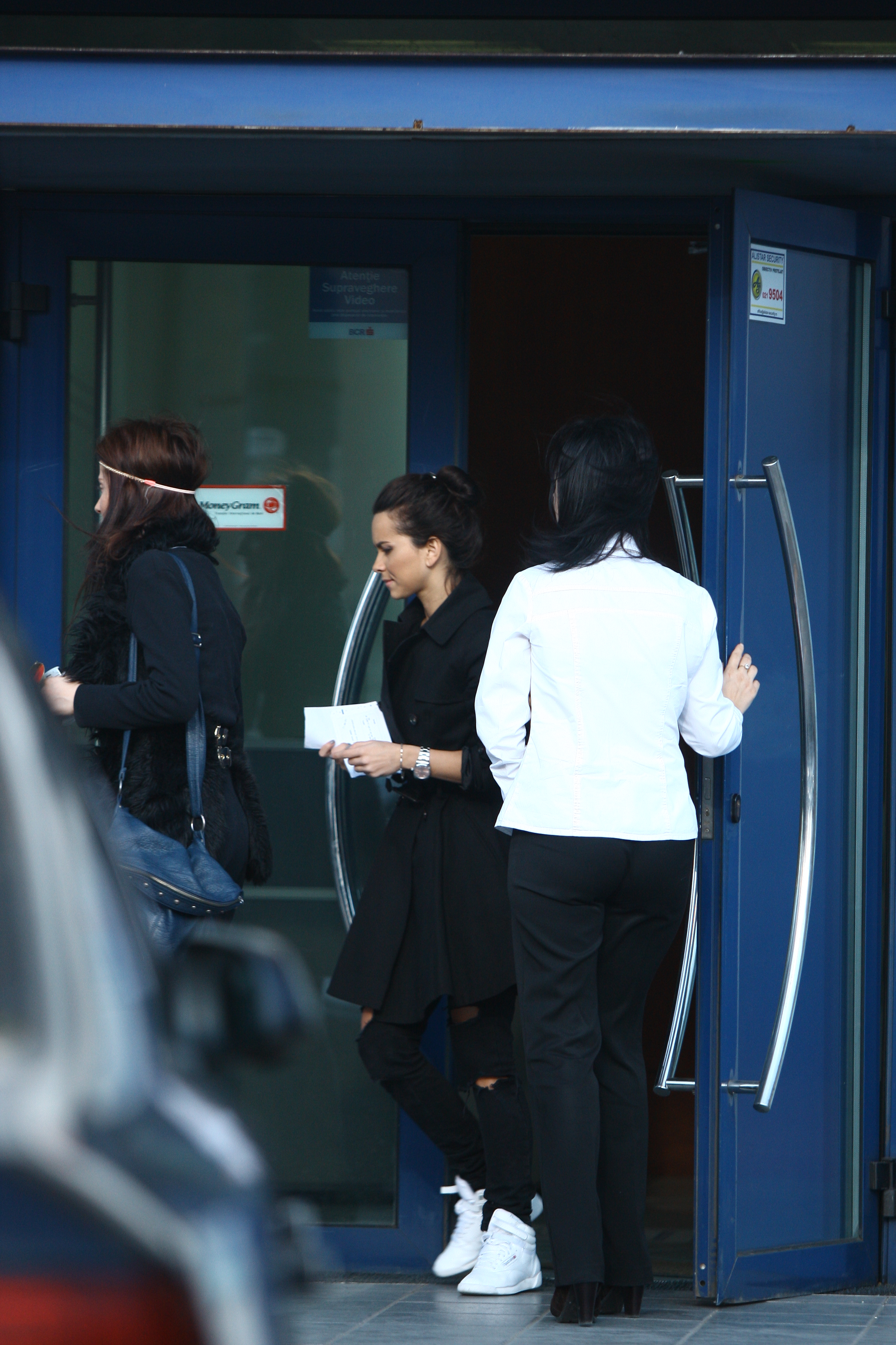 Inna a fost insotita la bancomat de functionara din banca pentru ca activarea cardului sa mearga mai usor