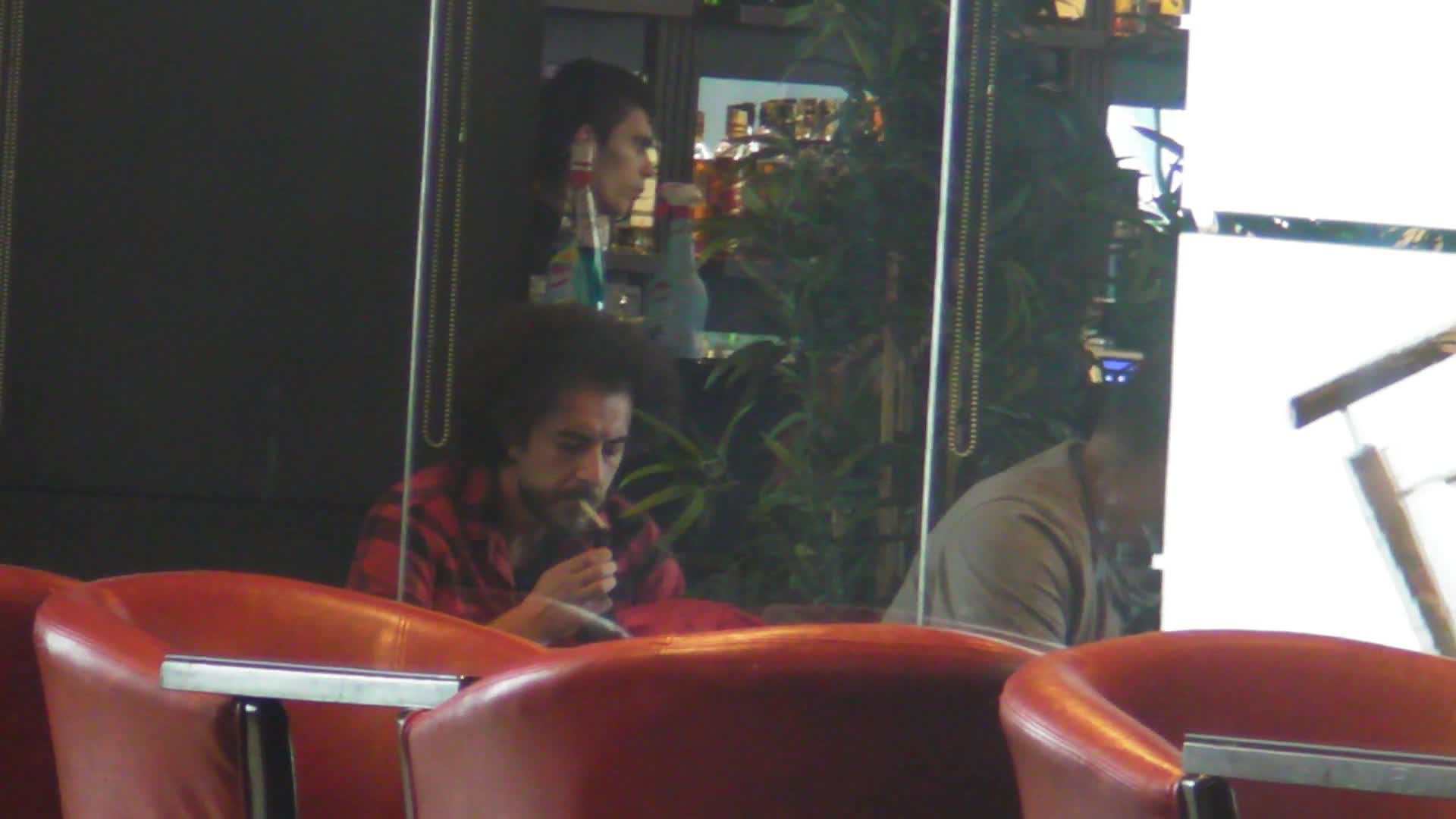 Dupa cateva ore de munca, Vlad fumeaza cu pofta o tigare