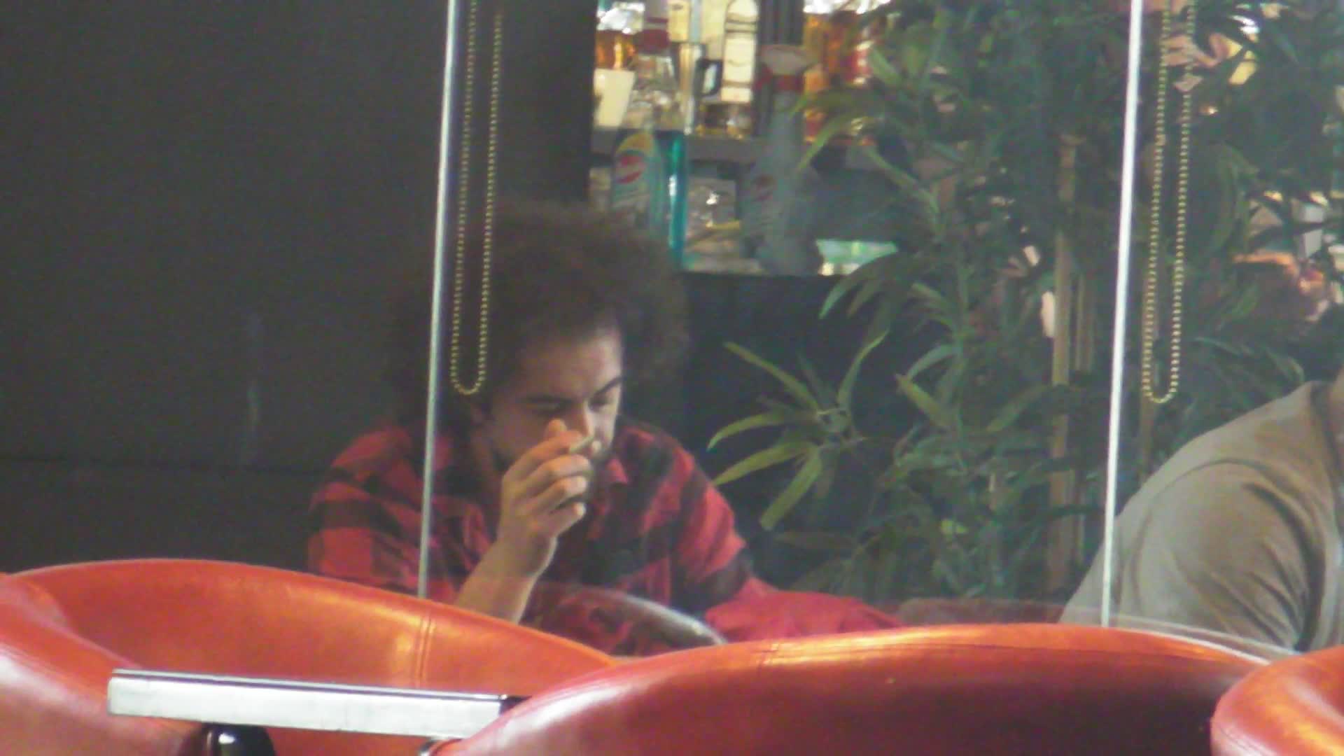 Omul de radio citeste cu atentie scenariul pentru a doua parte a filmarilor