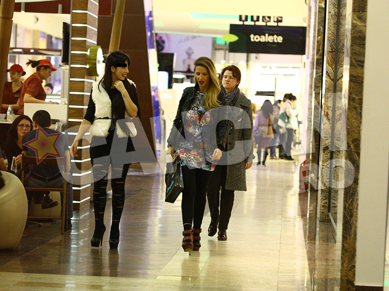 Andreea Bănică se respectă şi e mereu în tendinţe! A ieşit la plimbare prin mall, încălţată cu sandale! O prinde look-ul?