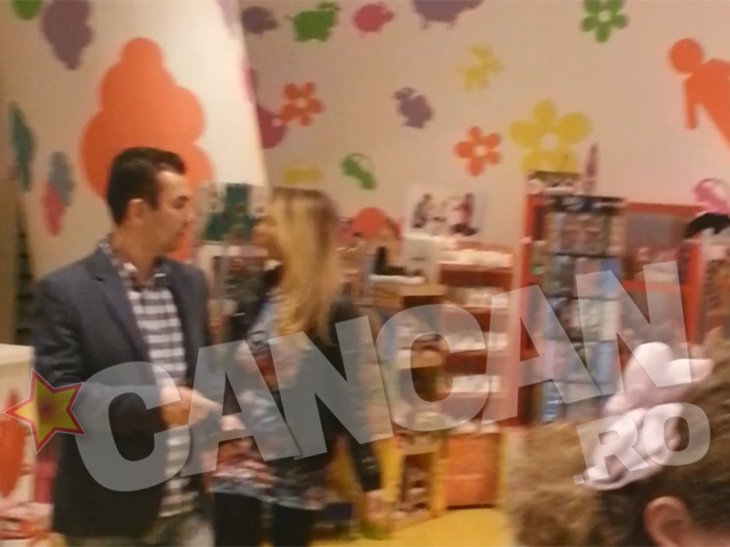 Andreea Bănică se respectă şi e mereu în tendinţe! A ieşit la plimbare prin mall, încălţată cu sandale! O prinde look-ul?