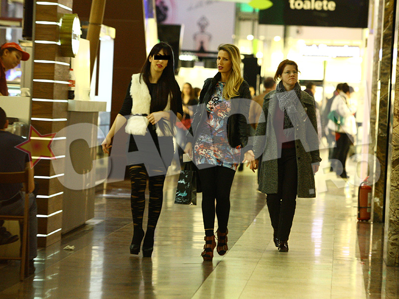 Andreea Bănică se respectă şi e mereu în tendinţe! A ieşit la plimbare prin mall, încălţată cu sandale! O prinde look-ul?