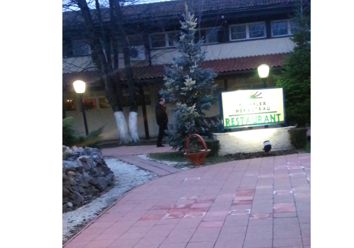 Victor Socaciu a iesit de la petrecere doar pentru cateva minute, pentru a vorbi la telefon