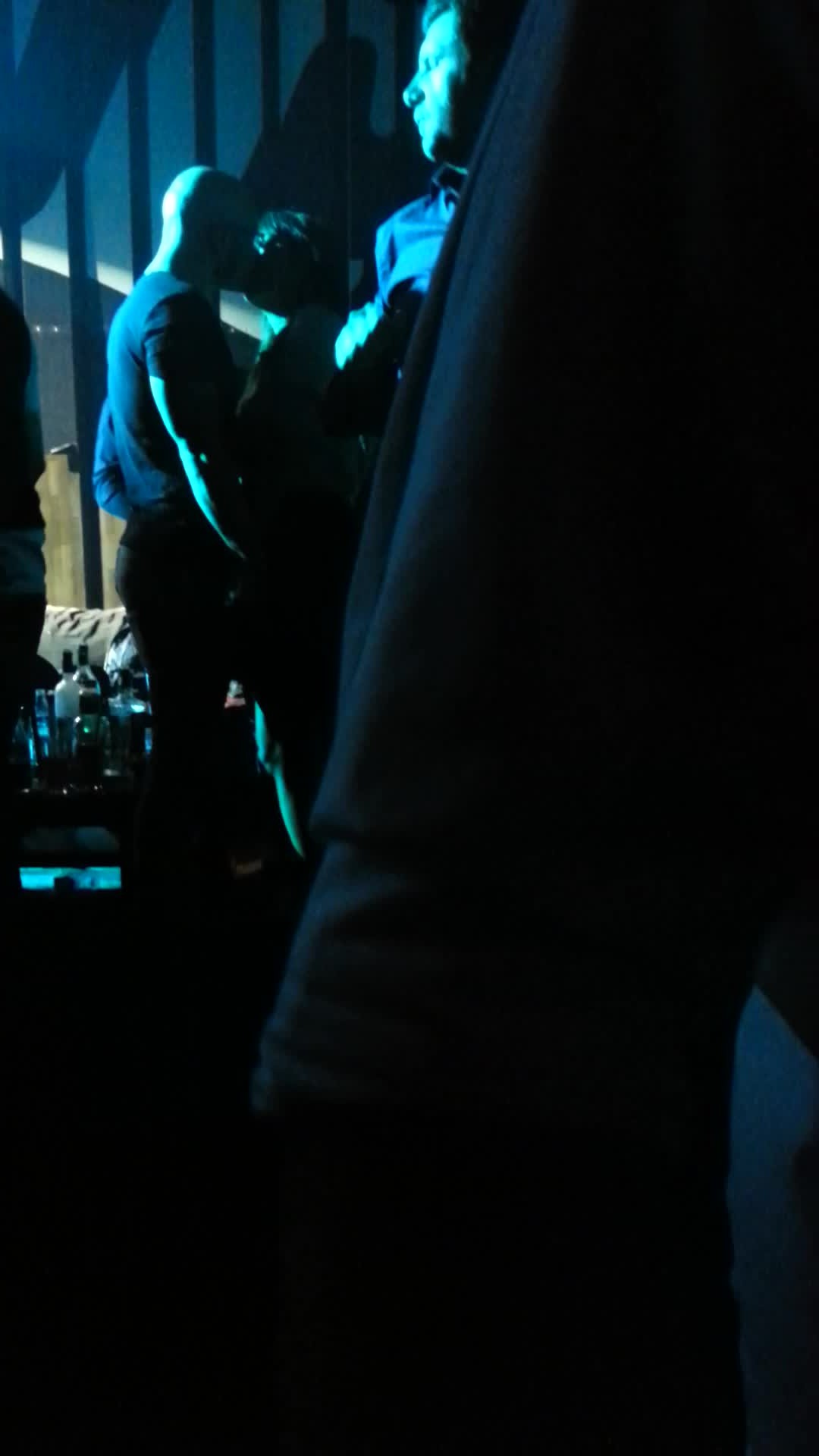 Mihai Bendeac isi saruta cu foc iubita in club!