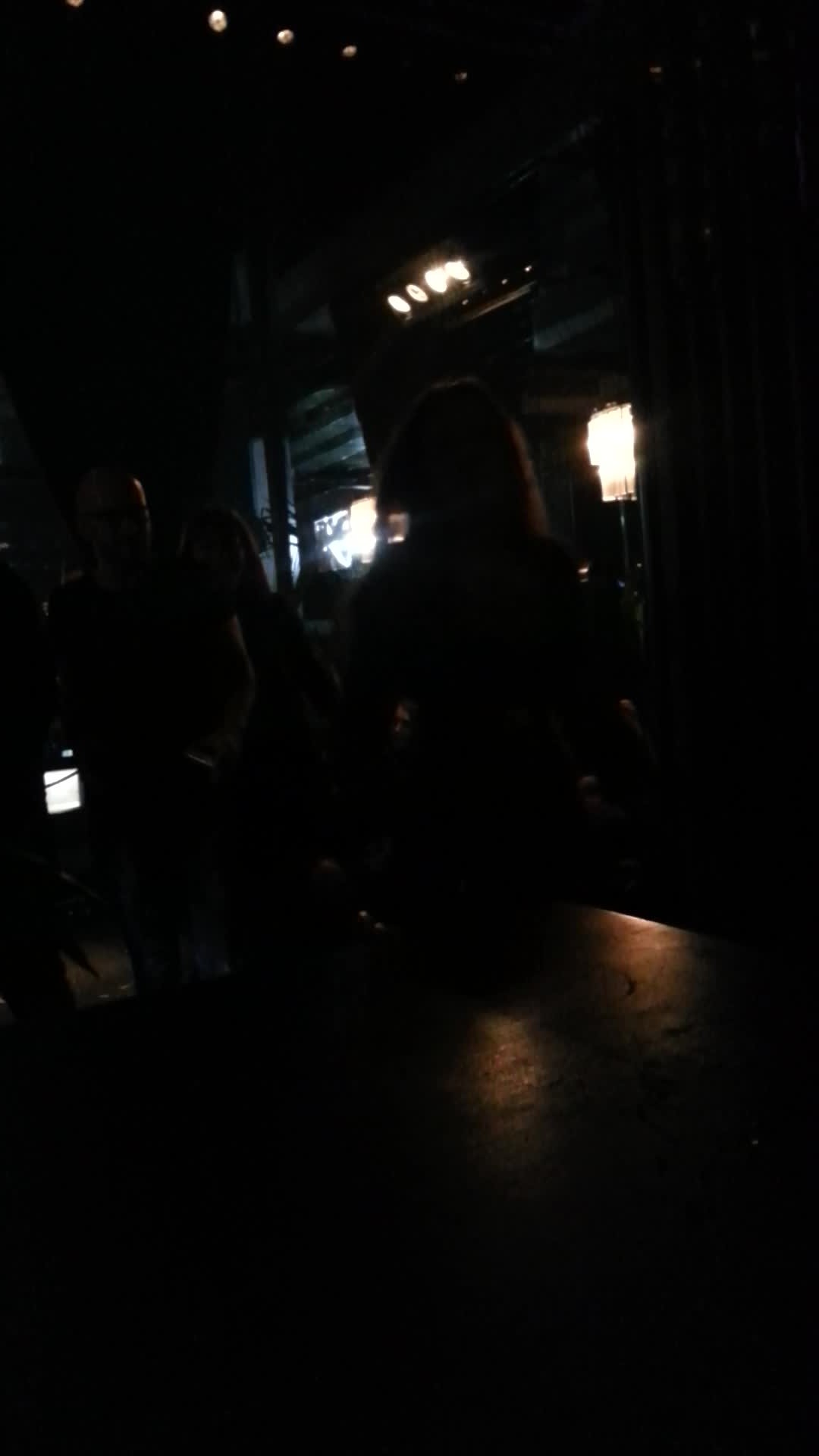 Mihai nu-i da drumul iubitei de la mana