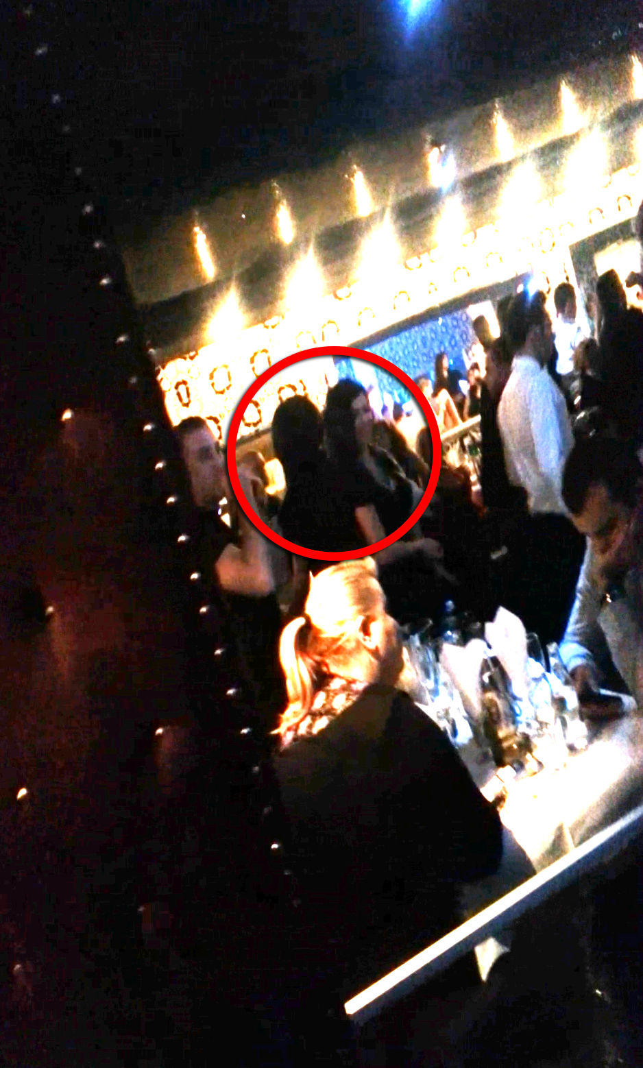 Desi aproape toti ochii erau indreptati inspre ea, Adriana nu s-a rusinat si a dansat in continuare pe manele