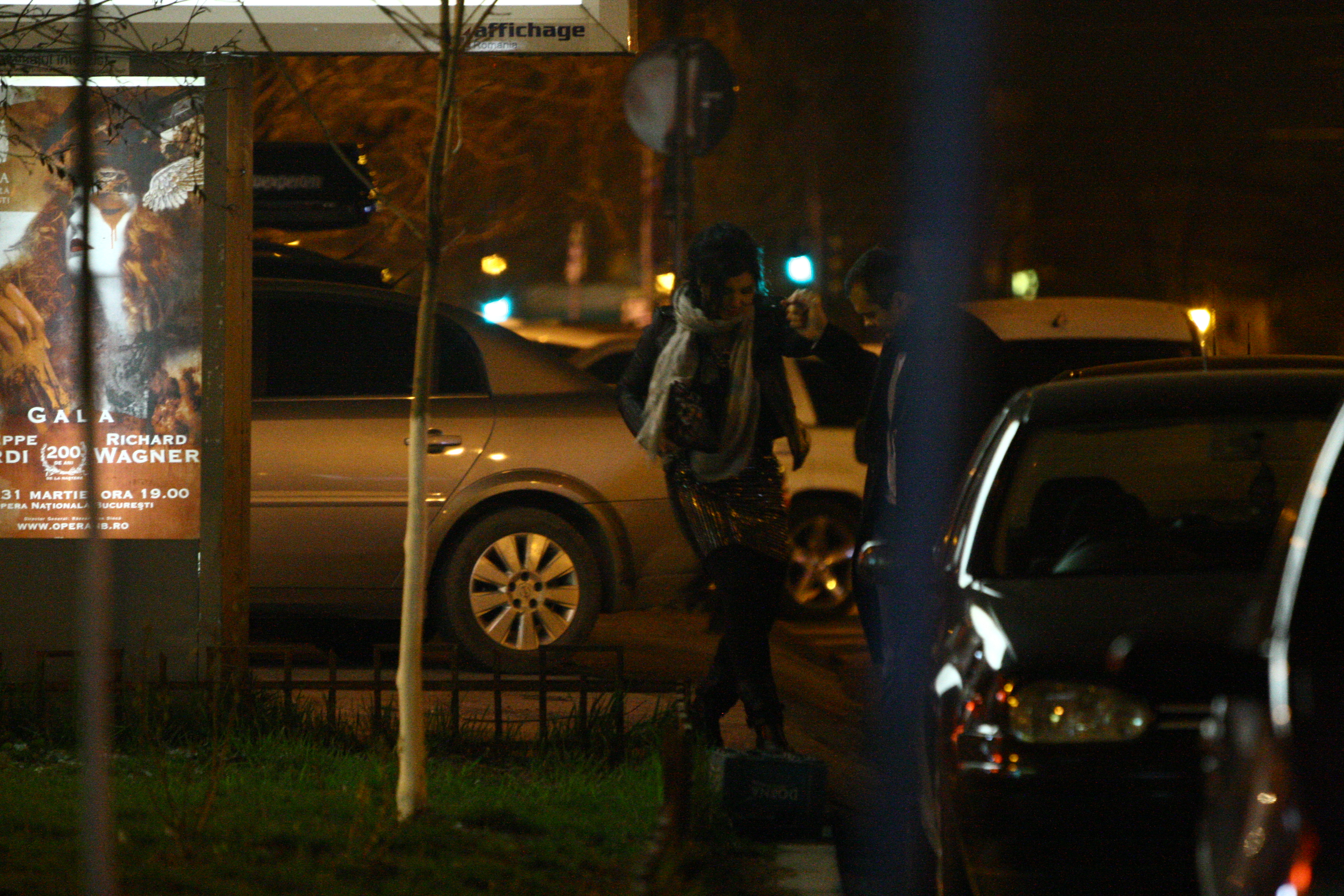 Adriana a facut echilibristica printre masini, sustinuta de Mihai