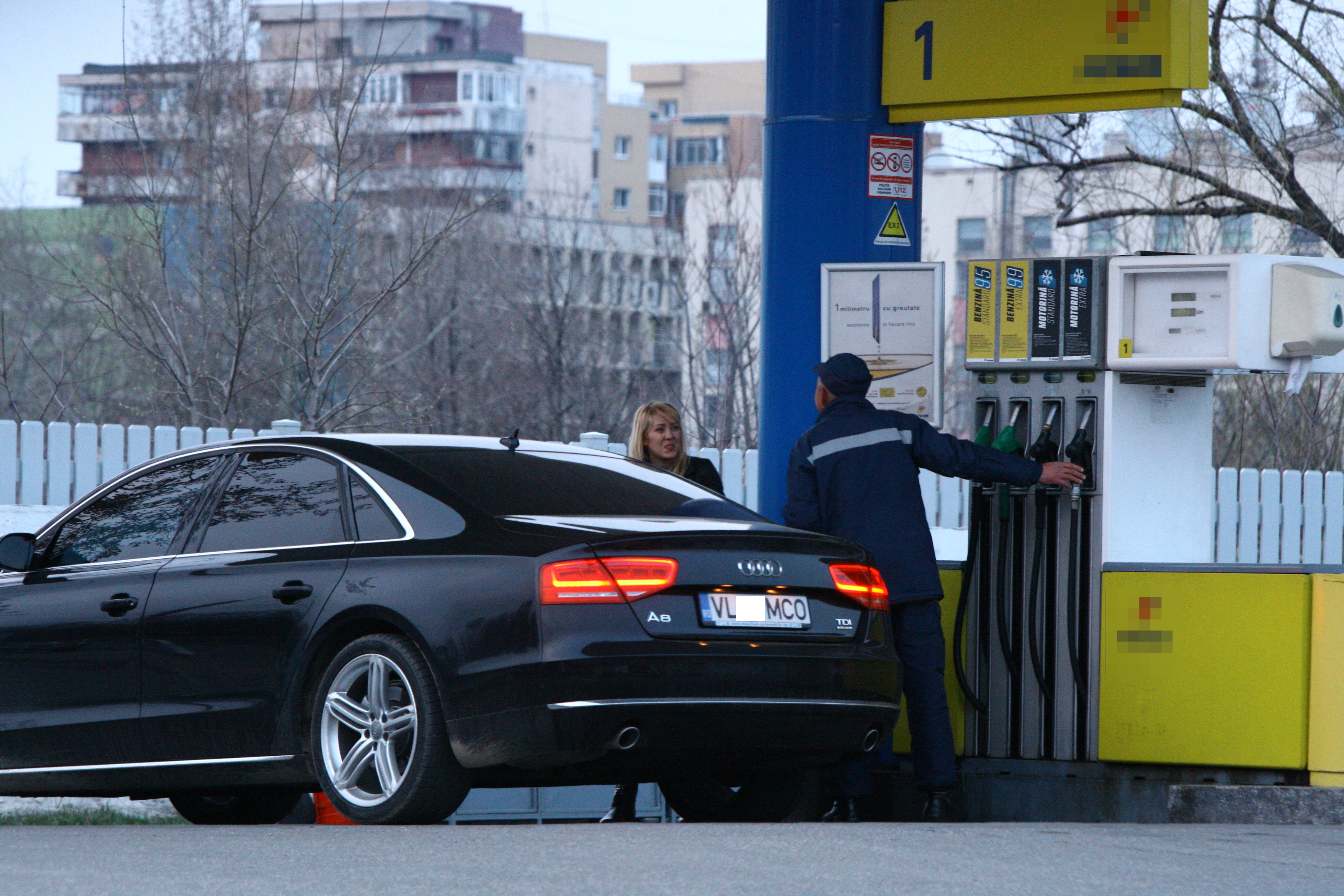 Din parcarea mall-ului, fetele au mers direct la o benzinarie, unde tot ana a coborat, de data asta sa plateasca