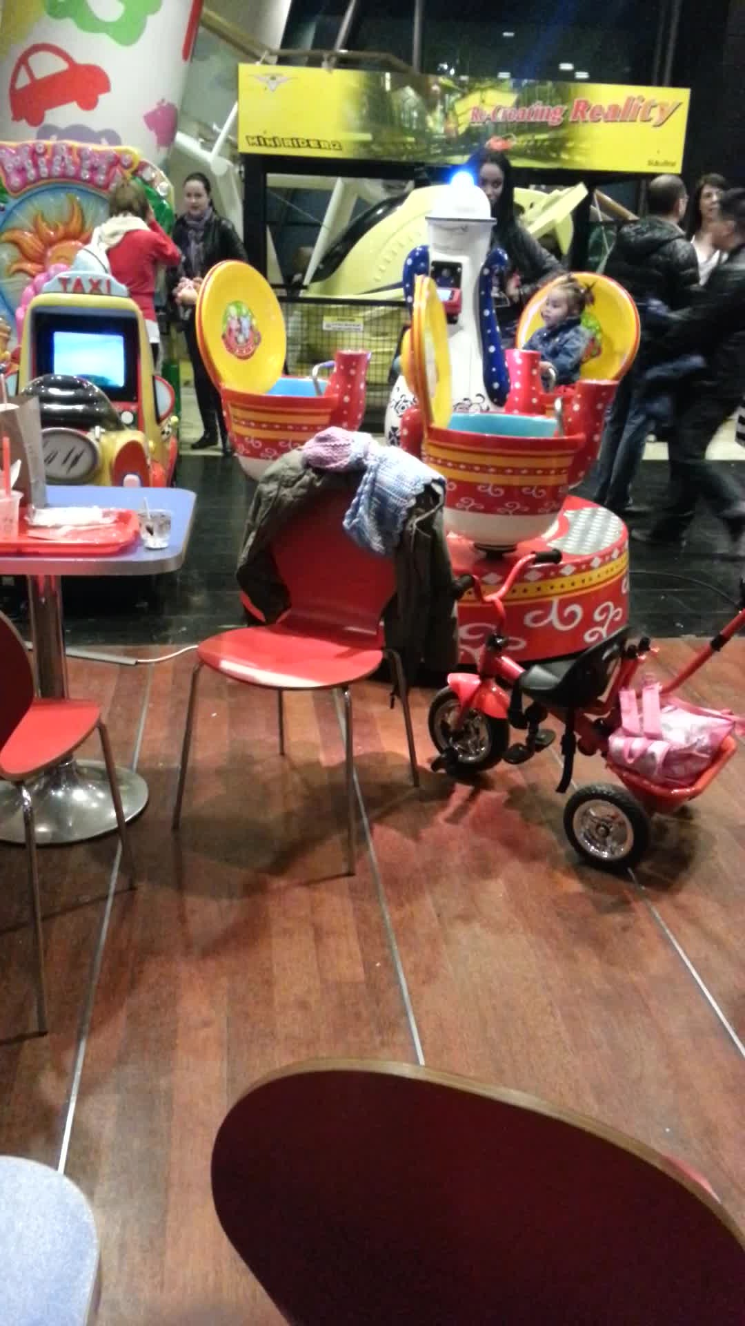 Laurette si-a dus fiica la locul de joaca din mall