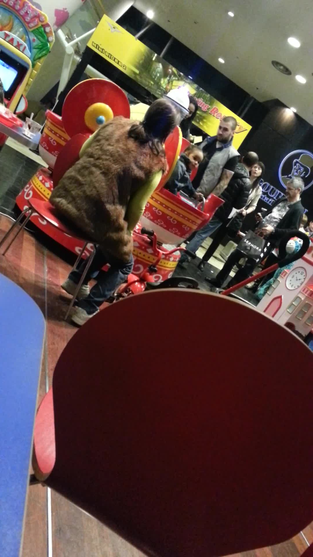 Dupa ce a baut o cafea, Mihai a venit si el la locul de joaca, pentru a sta cu fetele sale