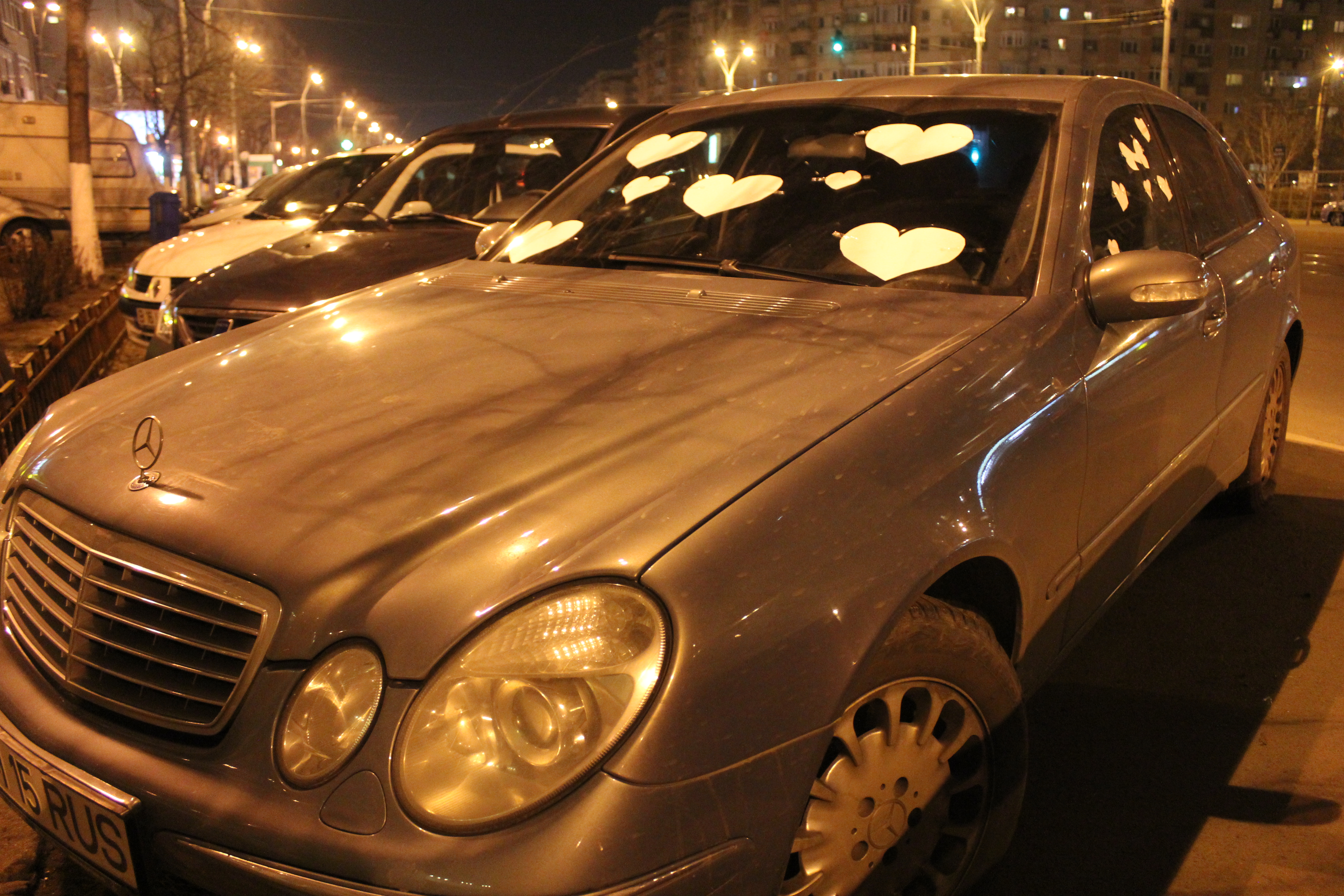 Admiratorul cantaretei i-a lipit inimioare pe masina