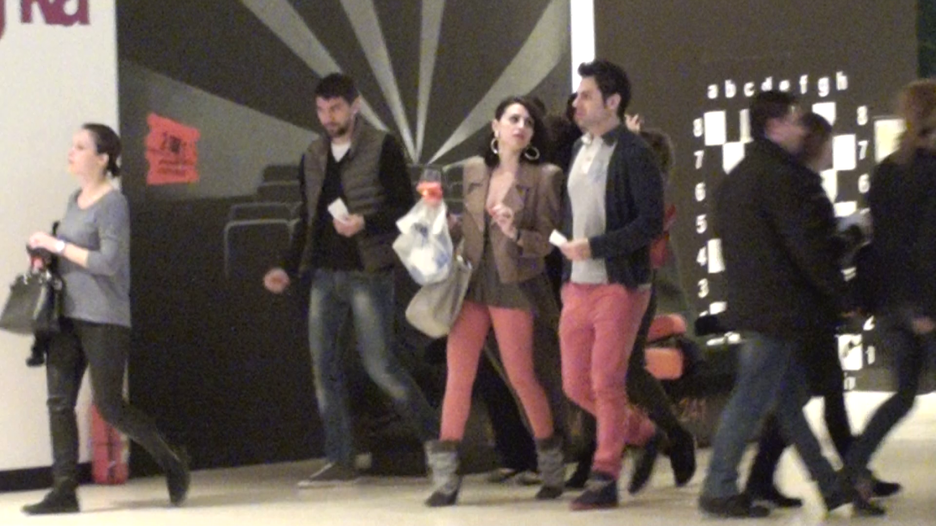 Roxana ii imaneaza biletele lui Andrei pentru a intra la film