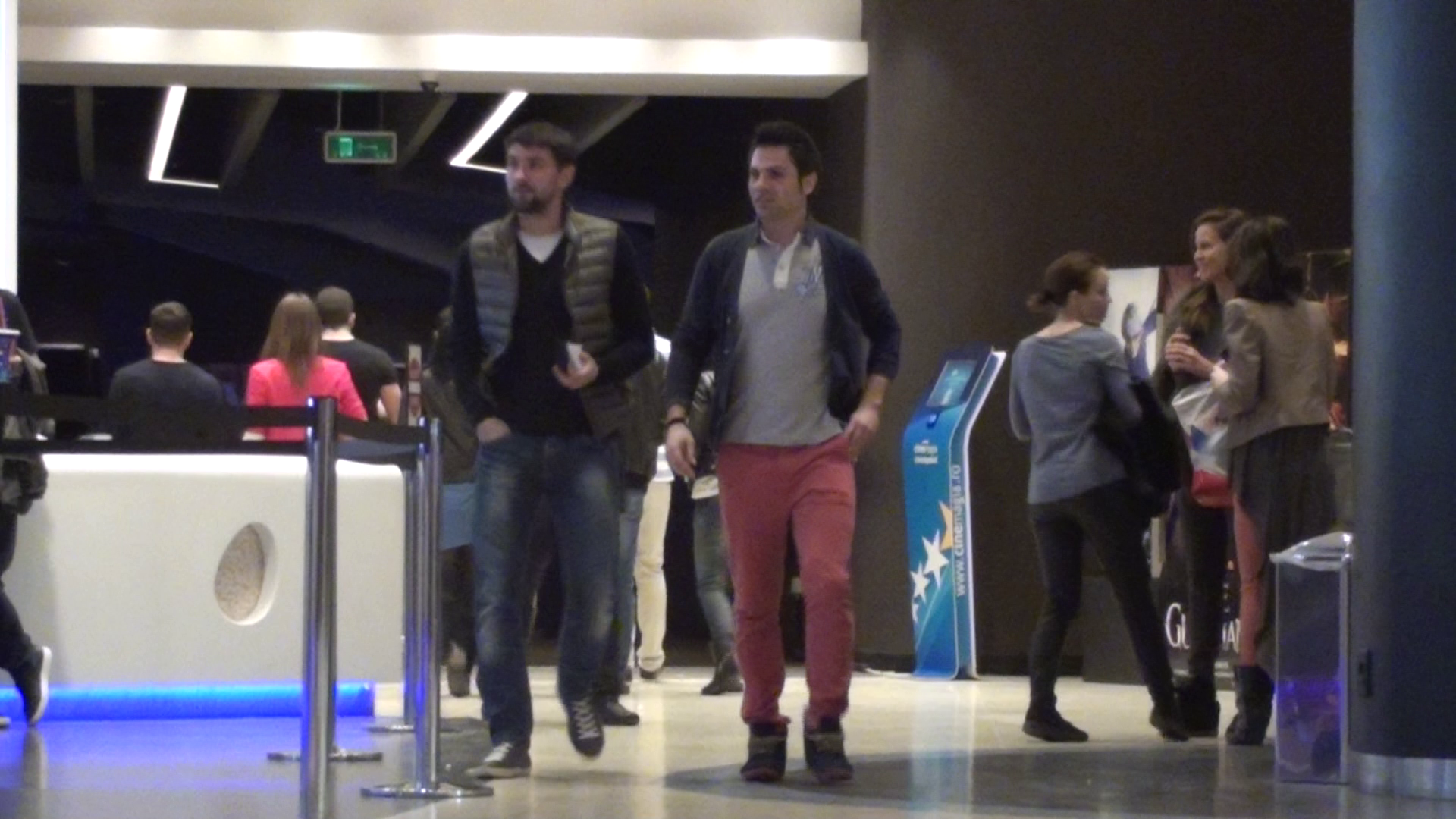 Andrei Badiu si Adrian Mihalcea au mers impreuna sa cumpere popcorn si suc pentru fete