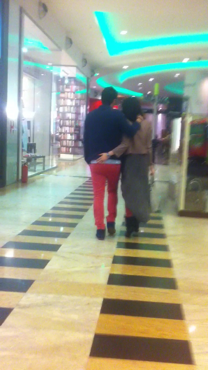 Roxana il tine in brate pe Badiu, mana alunecandu-i pe fundul lui