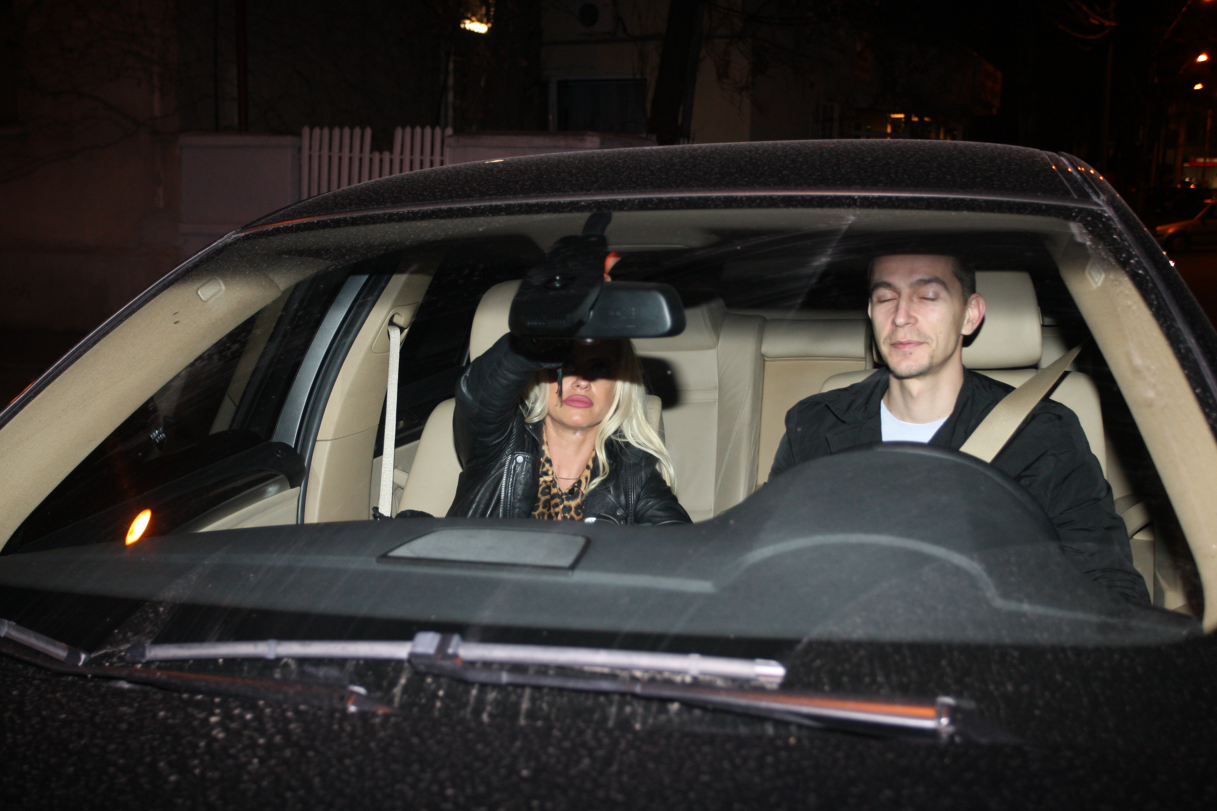 Pentru ca era prima data cand tanarul ii conducea masina, artista a stat langa el, tocmai a-l tine usb control