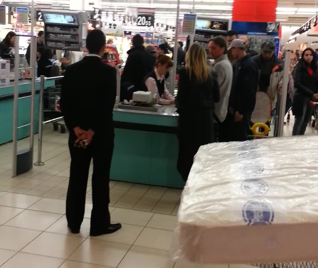 Pentru ca fostul fotbalist parea ca are nevoie de ajutor, stirista s-a intors la casa de marcat