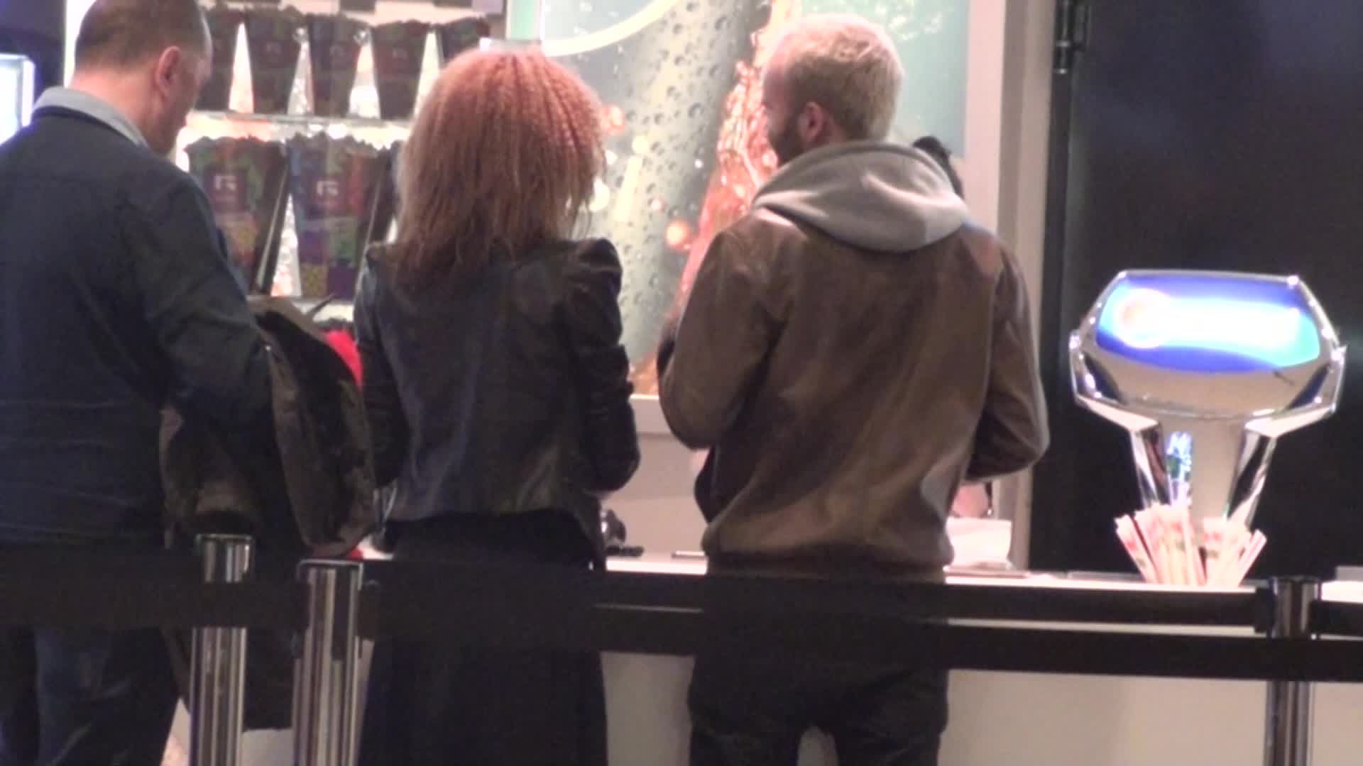 Cei doi stau se pun de acord asupra a ce film sa vizioneze