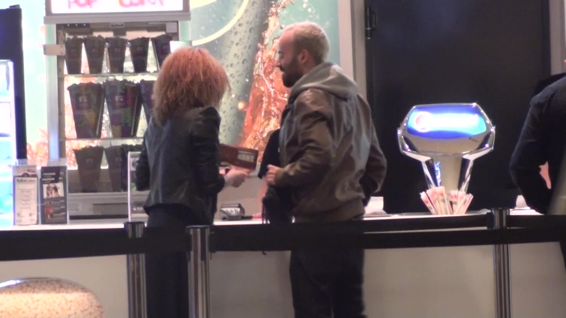 Partenera lui Matteo scoate portofelul si plateste biletele la cinematograf