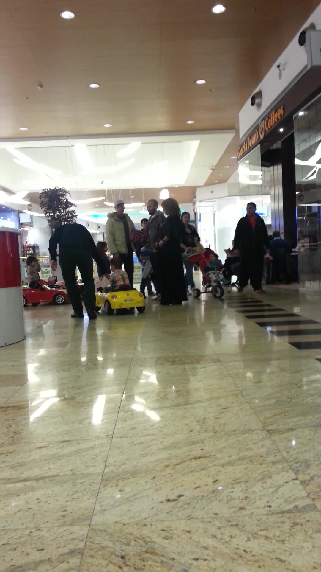 Cei doi stau de vorba cu un cuplu de prieteni de-ai artistului