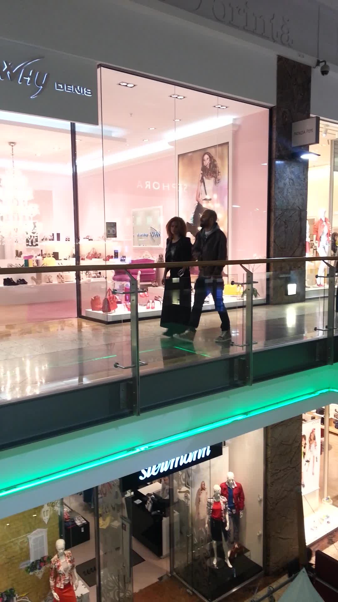 Pentru ca mai erau cateva ore pana cand incepea filmul, Matteo si iubita lui au profitat de timp pentru a se mai plimba la magazine