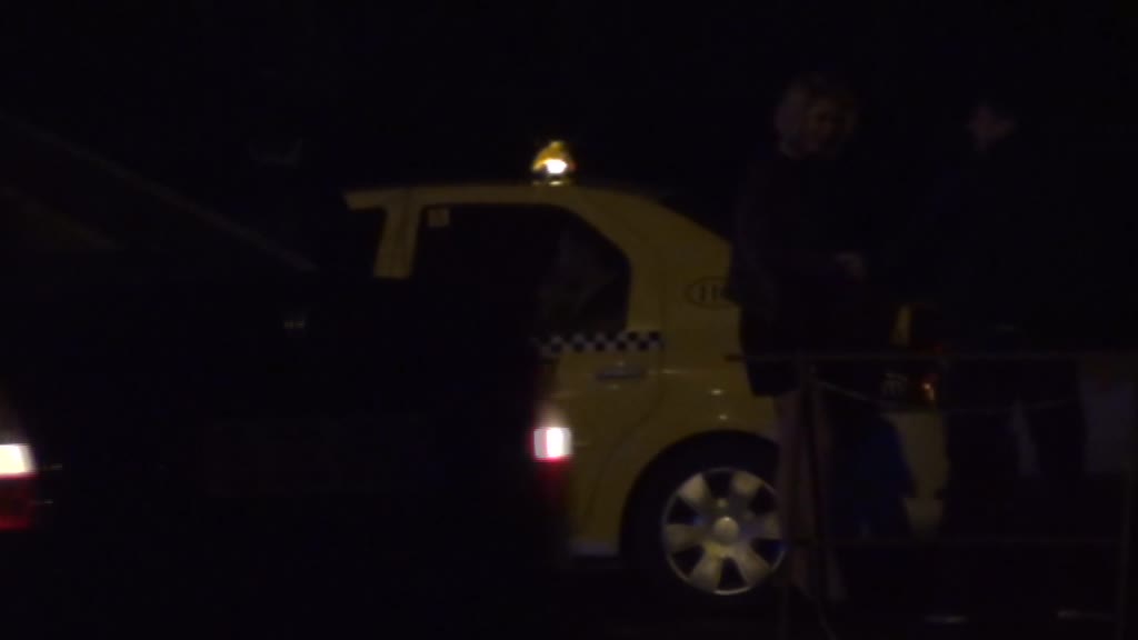 Lucian isi lasa prietenii la restaurant si pleaca singur spre casa in care locuieste cu Inna