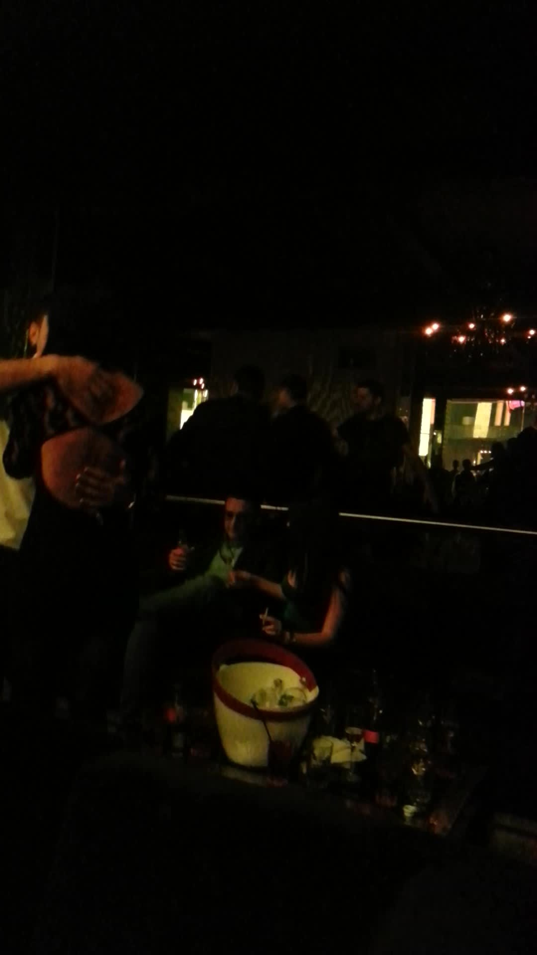 Iubitul Innei ciocneste o cupa de sampanie cu o bruneta focoasa