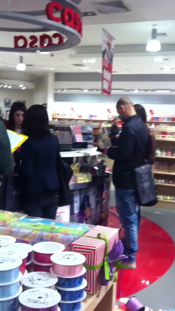 Vali a cumparat cateva carti dintr-o librarie din mall