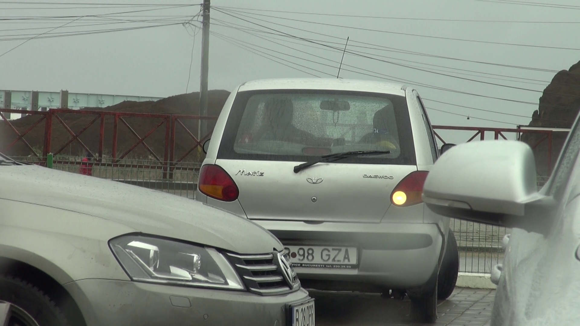 Parterul de discutii a lui Iri urca in masina lui si se intoarce in Bucuresti