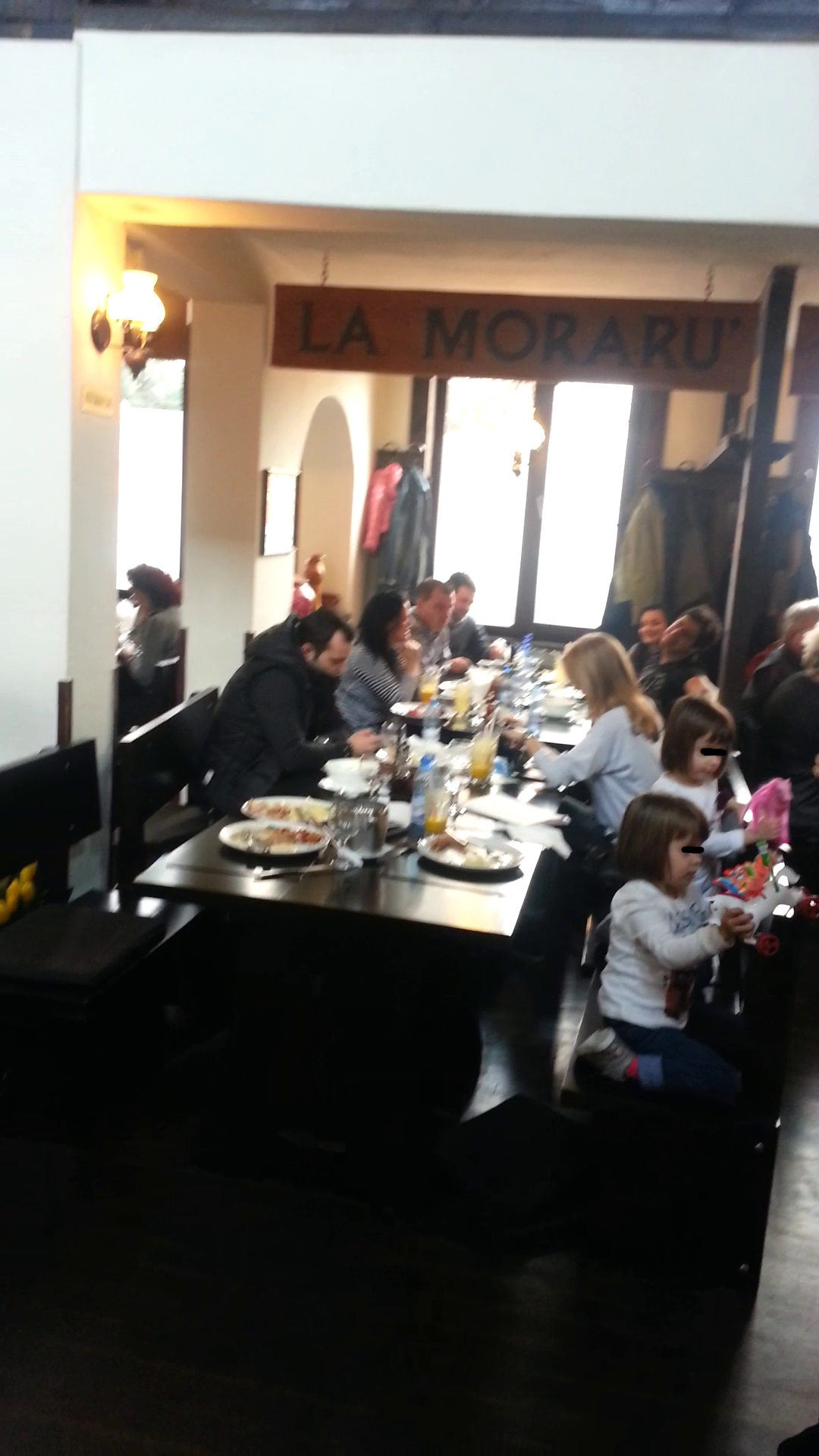 Moderatorul s-a asezat chiar in sectiunea restaurantului...La Moraru'