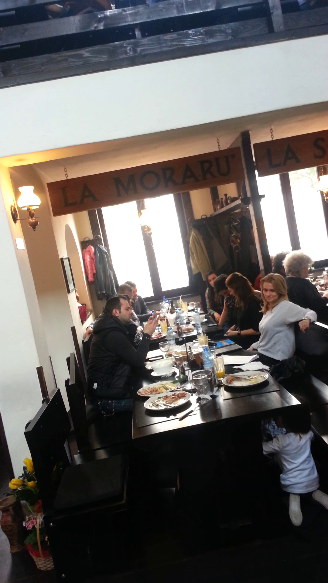 Mihai nu este deloc atent la familia lui ci pare mai mult preocupat de conversatia pe telefonul mobil