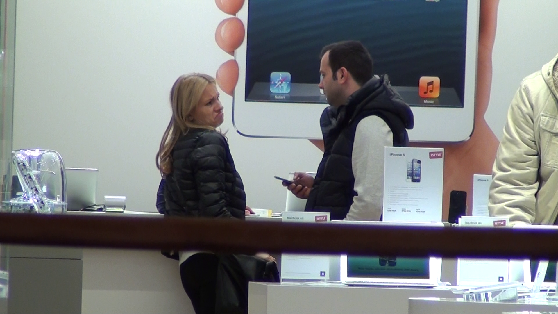 Dupa masa, Mihai si sotia lui au mers in mall la cumparaturi