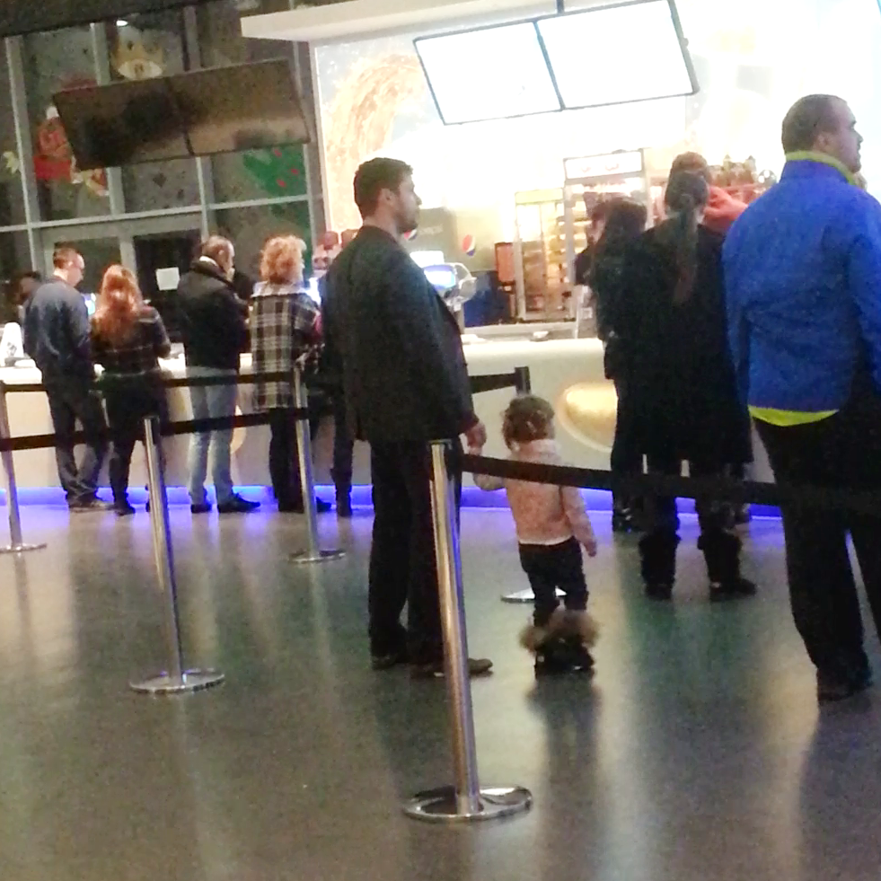 Doru este condus de micuta lui la standul cu bunatati