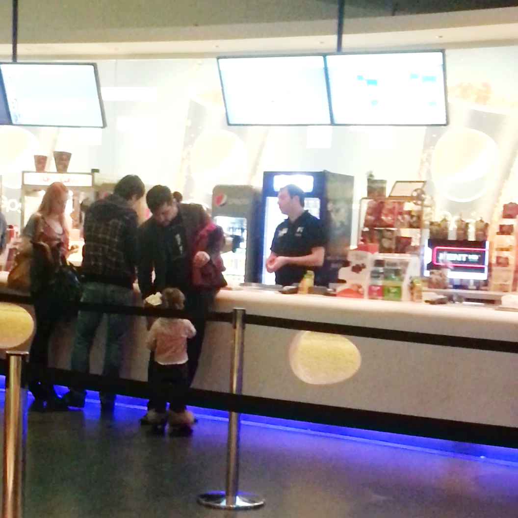 Ea comanda, el se conformeaza