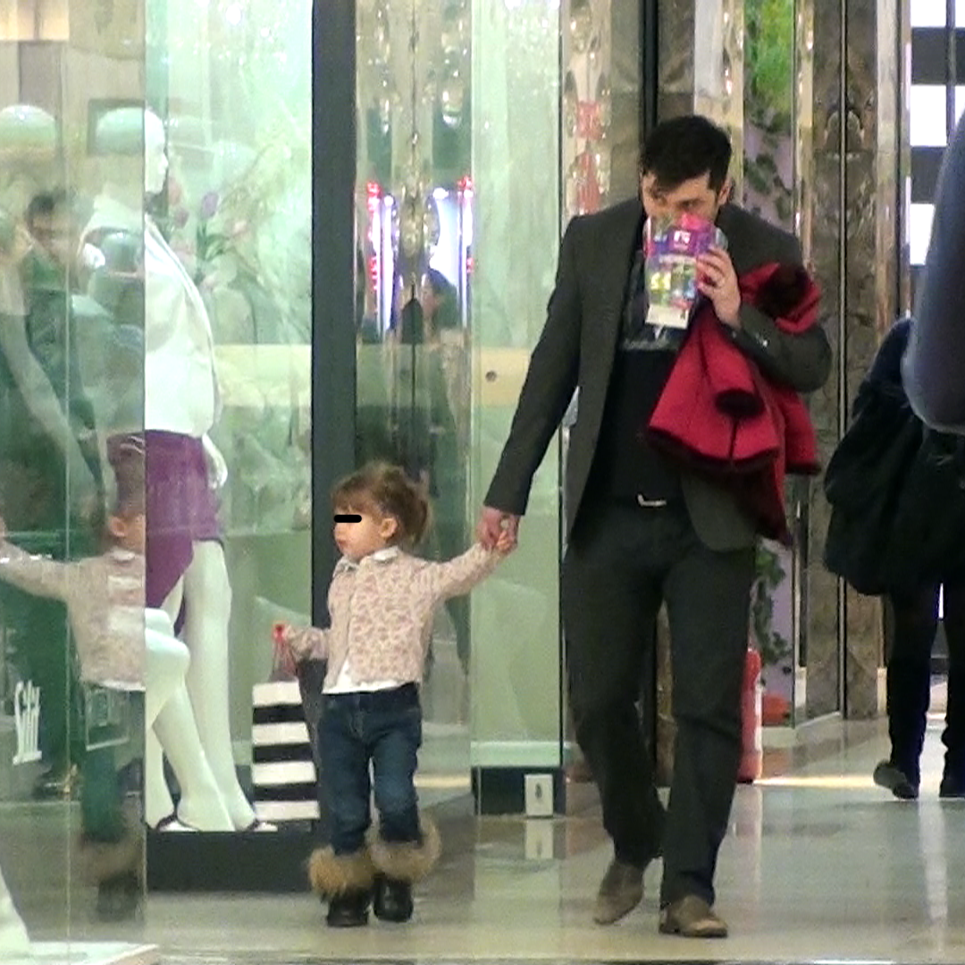 Dupa film, cei doi s-au plimbat prin mall si au admirat vitrinele