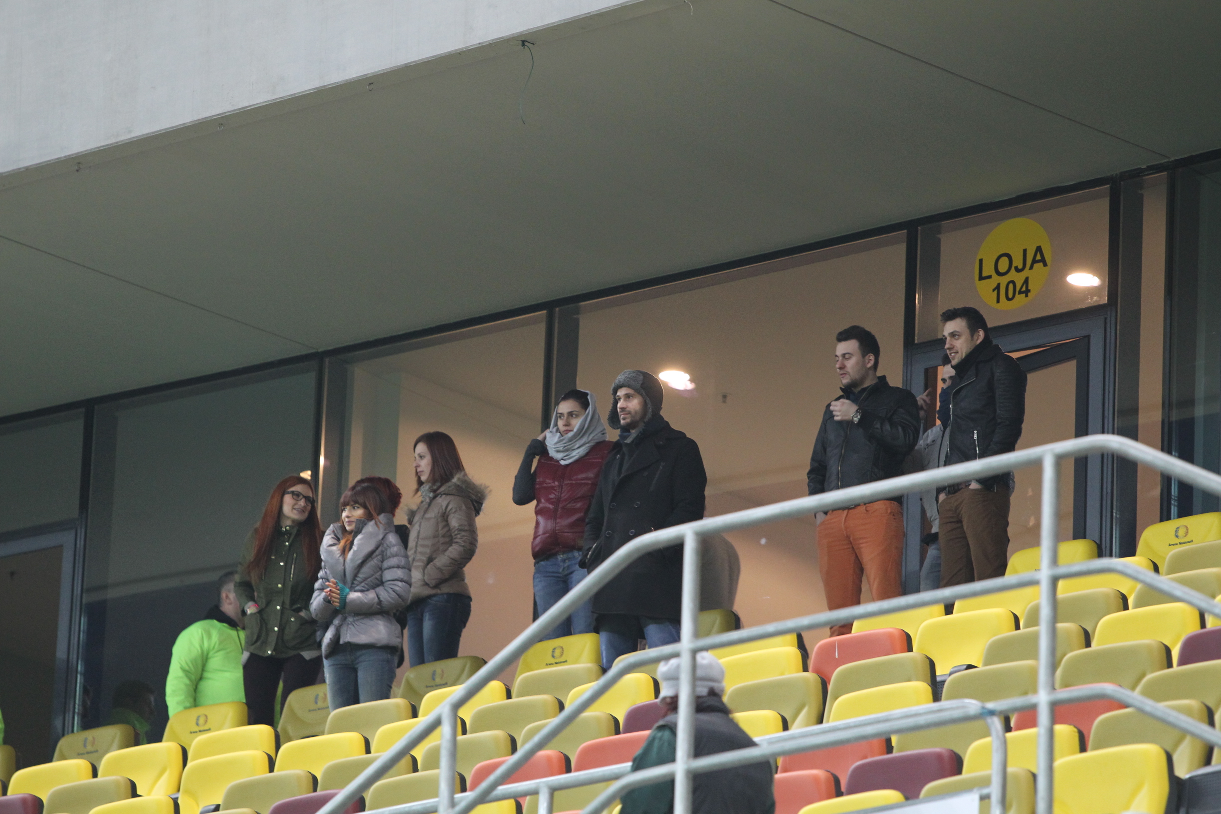 Chef-ul a mers pe stadion si a stat doar prin preajma iubitelor de fotbalisti