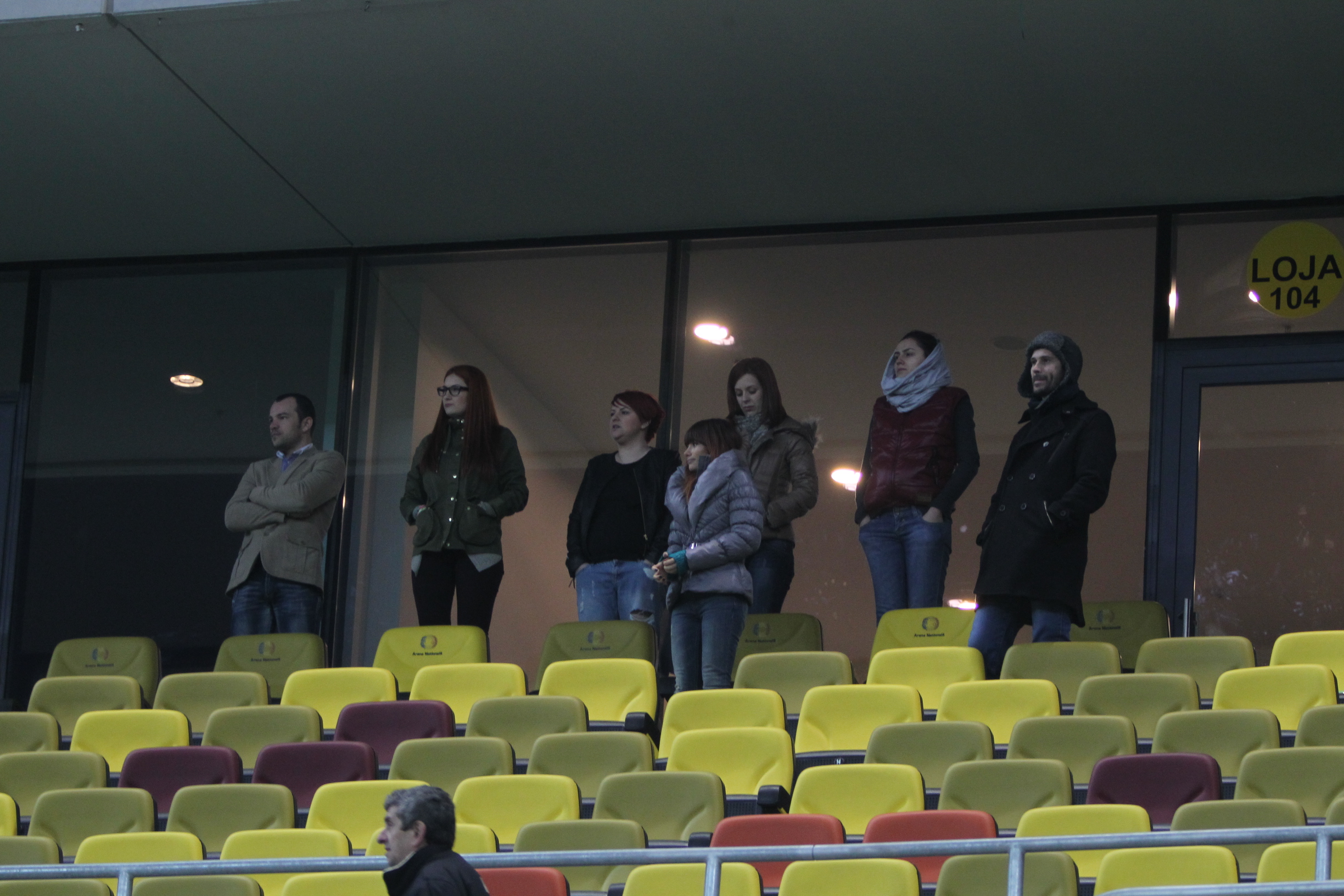 Desi erau foarte multe scaune libere, Tand a preferat sa vizioneze meciul din picioare