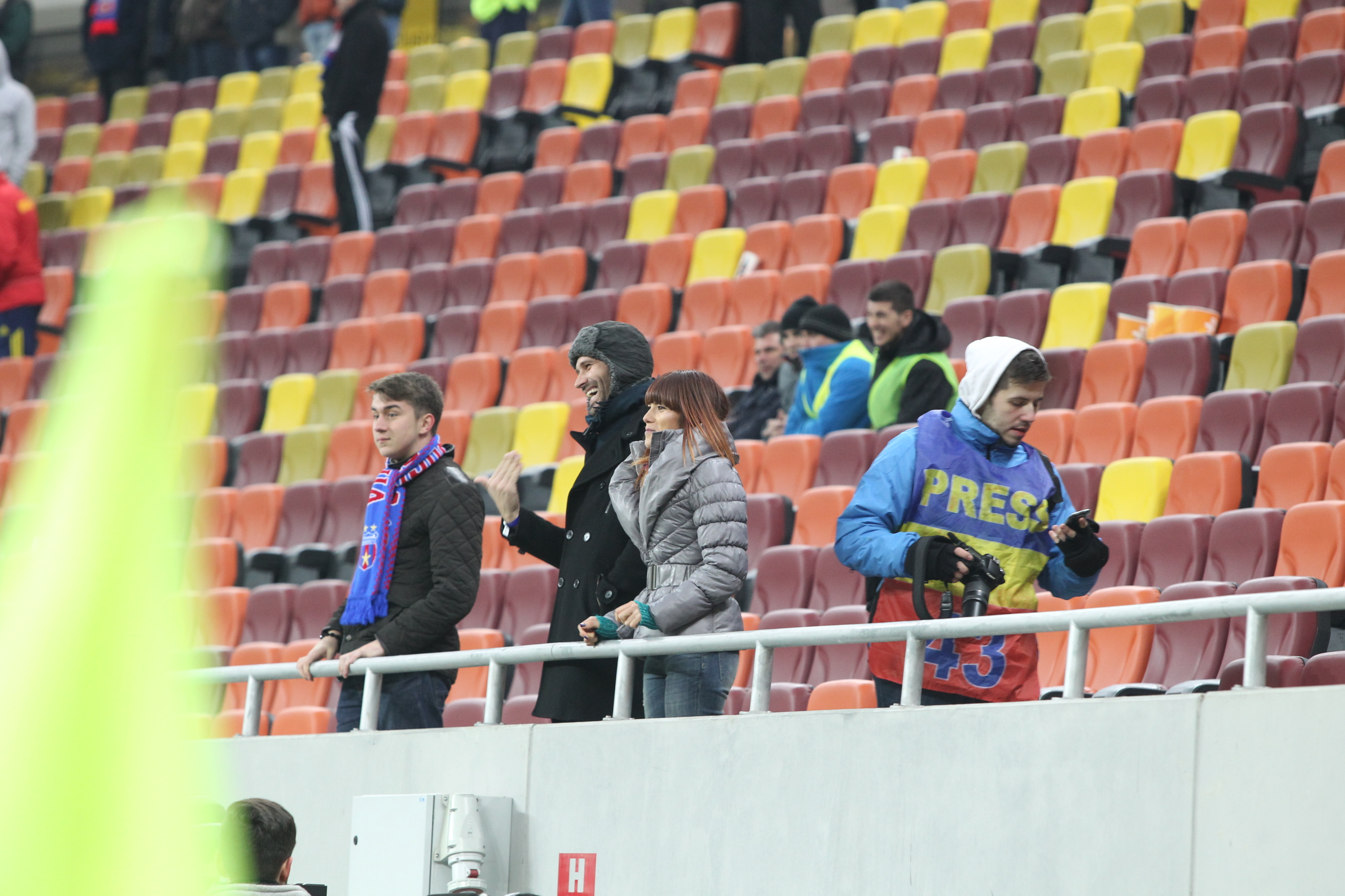 La pauza, cei doi se apropie de marginea tribunei pentru a putea sta de vorba cu portarul Stelei