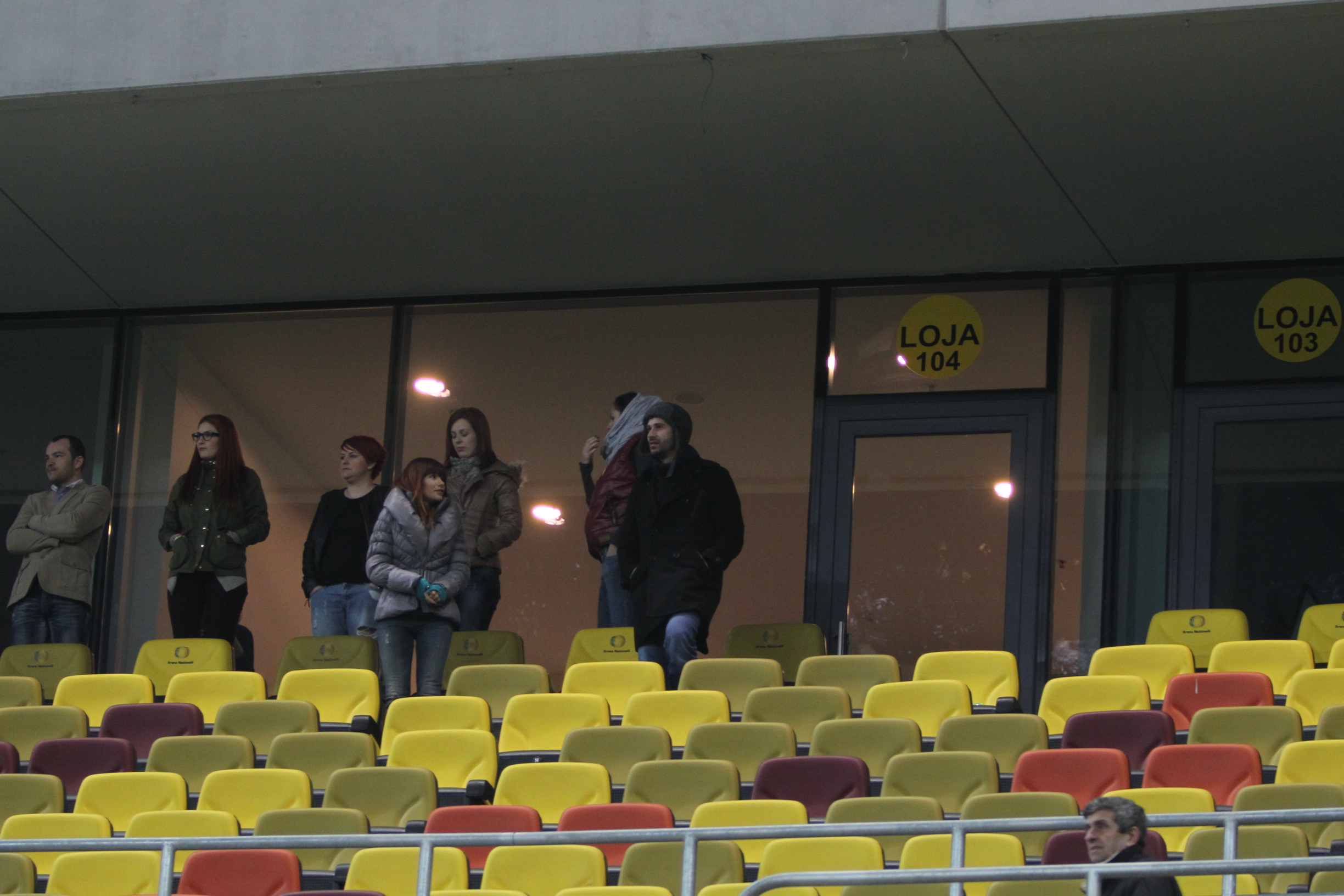 In pauza dintre reprize, chef-ul le dadea tinerelor sfaturi de gatit