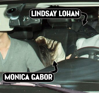Moni le-a arătat paparazzilor americani chiloţii! Vezi imagini incediare de la aventura româncăi, în club, cu Lindsay Lohan!