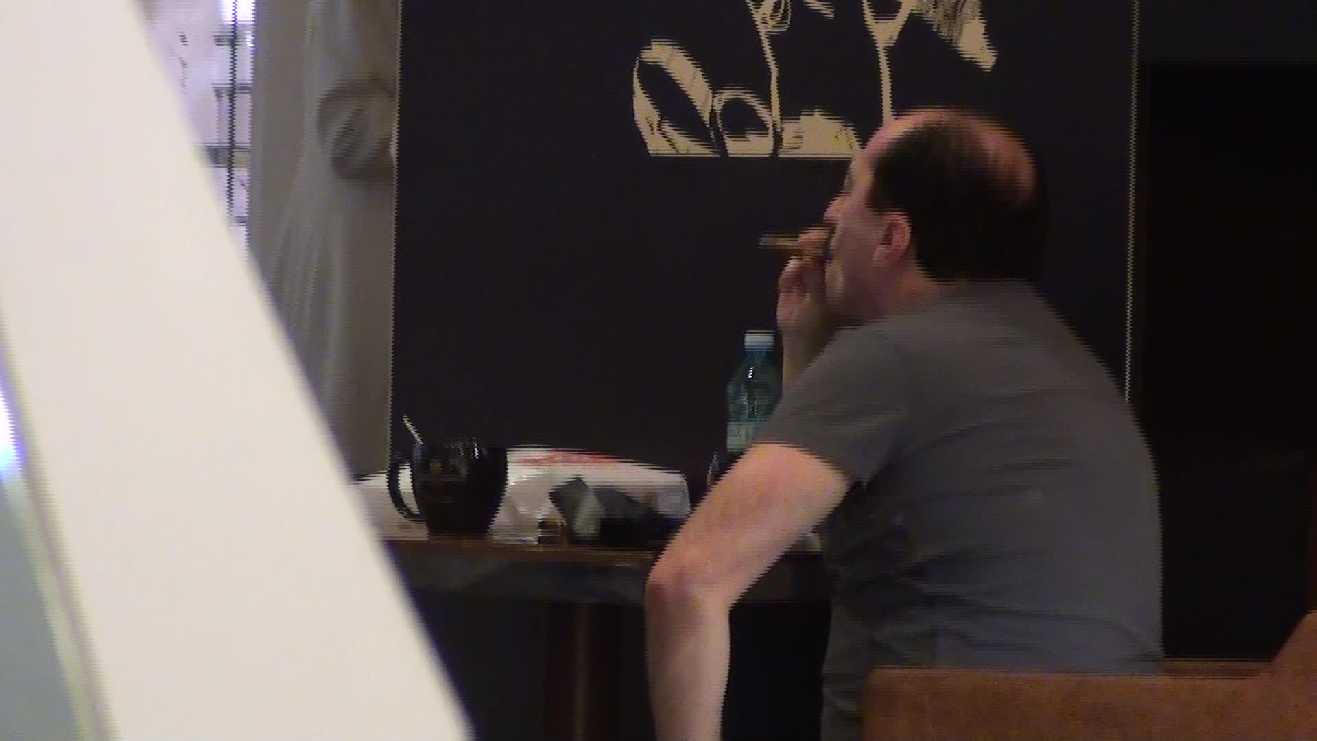 In timp ce sta de vorba cu un posibil angajator, Romica 