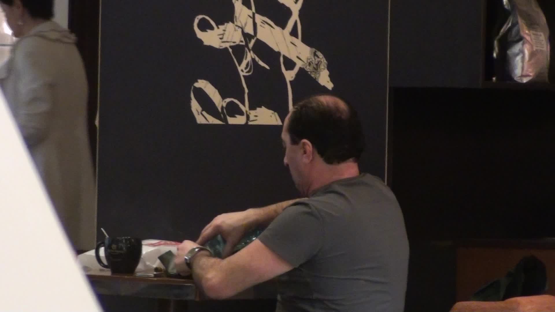 Pentru ca nu reuseste sa stinga trabucul, Tociu toarna apa plata in scrumiera