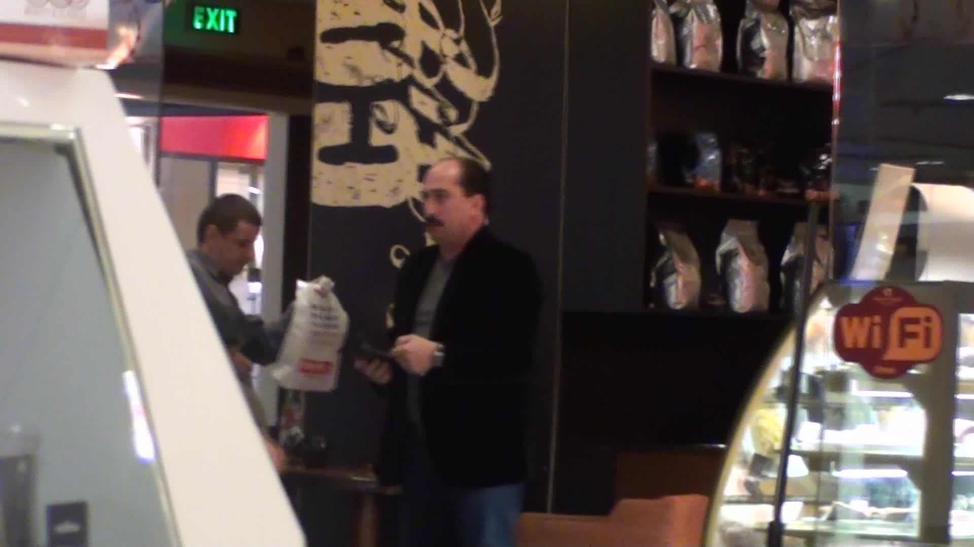 La iesirea din reastaurant, comendiantul deschide plicul pentru a se asigura ca banii sunt acolo